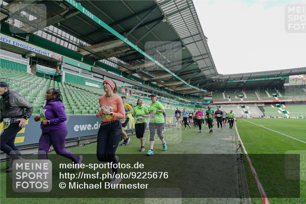 05.10.2025 - 20. swb-Marathon Bremen Michael Burmester http://msf.ph/oto/9225676 05.10.2025 10:41:05 Laufen im Stadion 7706, 8111, 9001, 9178, 9191, 9205, 9217, 9245, 9274, 9306, 9321, 9334, 9353, 9355, 9357, 9401, 9438, 9440, 9446, 9466, 9483, 9530, 9537, 9589, 9599, 9605, 9617, 9685, 9690, 9702, 9712, 9757, 9764, 9774, 9804, 9853, 9874, 9877, 9887, 9892, 9942, 10001, 10037, 10058, 10081, 10100, 10101, 10135, 10152, 10168, 10197, 10235, 10236, 10243, 10249, 10295, 10330, 10332, 10343, 10419, 10458, 10550, 10563, 10580, 10582, 10585, 10614, 10632, 7799, 9619 meine-sportfotos.de