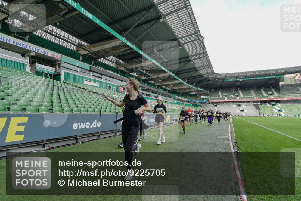 05.10.2025 - 20. swb-Marathon Bremen Michael Burmester http://msf.ph/oto/9225705 05.10.2025 10:41:13 Laufen im Stadion 7706, 8111, 9001, 9178, 9191, 9205, 9217, 9245, 9265, 9274, 9306, 9321, 9334, 9353, 9355, 9357, 9401, 9438, 9446, 9466, 9483, 9530, 9537, 9538, 9589, 9599, 9605, 9617, 9685, 9702, 9712, 9757, 9764, 9774, 9804, 9853, 9874, 9877, 9887, 9892, 9942, 10037, 10051, 10058, 10081, 10095, 10100, 10101, 10132, 10152, 10197, 10212, 10235, 10236, 10249, 10295, 10330, 10332, 10458, 10550, 10582, 10585, 10614, 10632 meine-sportfotos.de