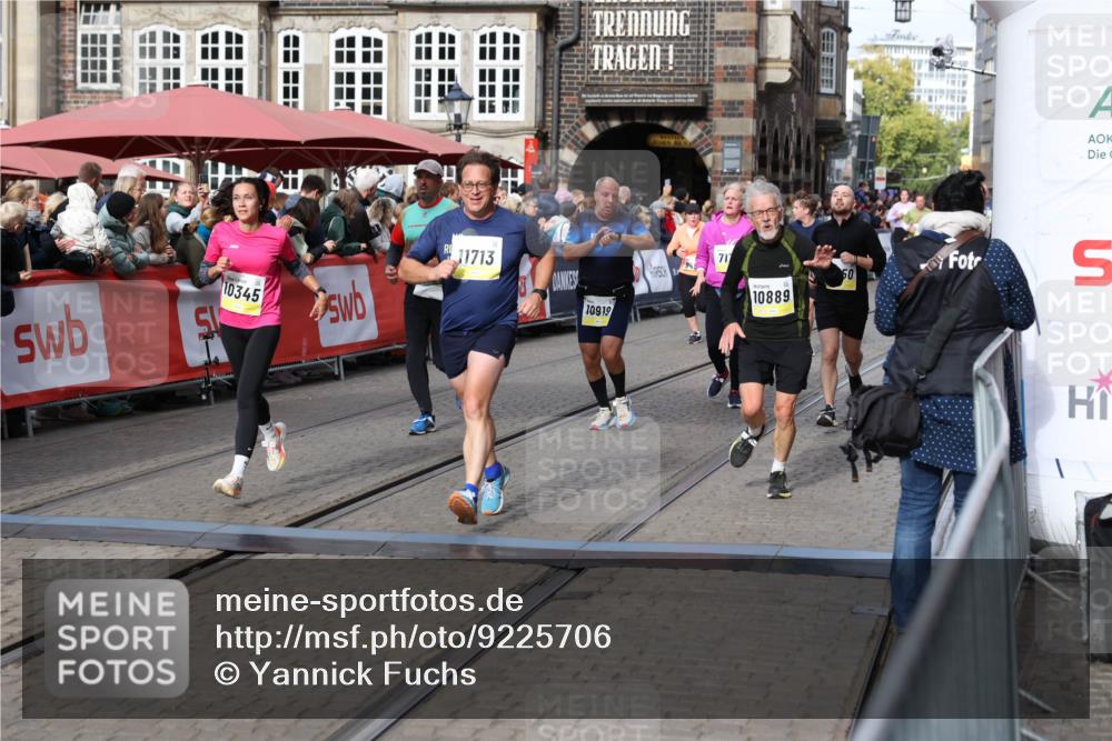 05.10.2025 - 20. swb-Marathon Bremen Yannick Fuchs http://msf.ph/oto/9225706 05.10.2025 11:00:19 Ziel 7177, 7621, 9603, 9611, 9672, 10345, 10489, 10889, 10919, 10985, 11026, 11050, 11125, 11600, 11713 meine-sportfotos.de