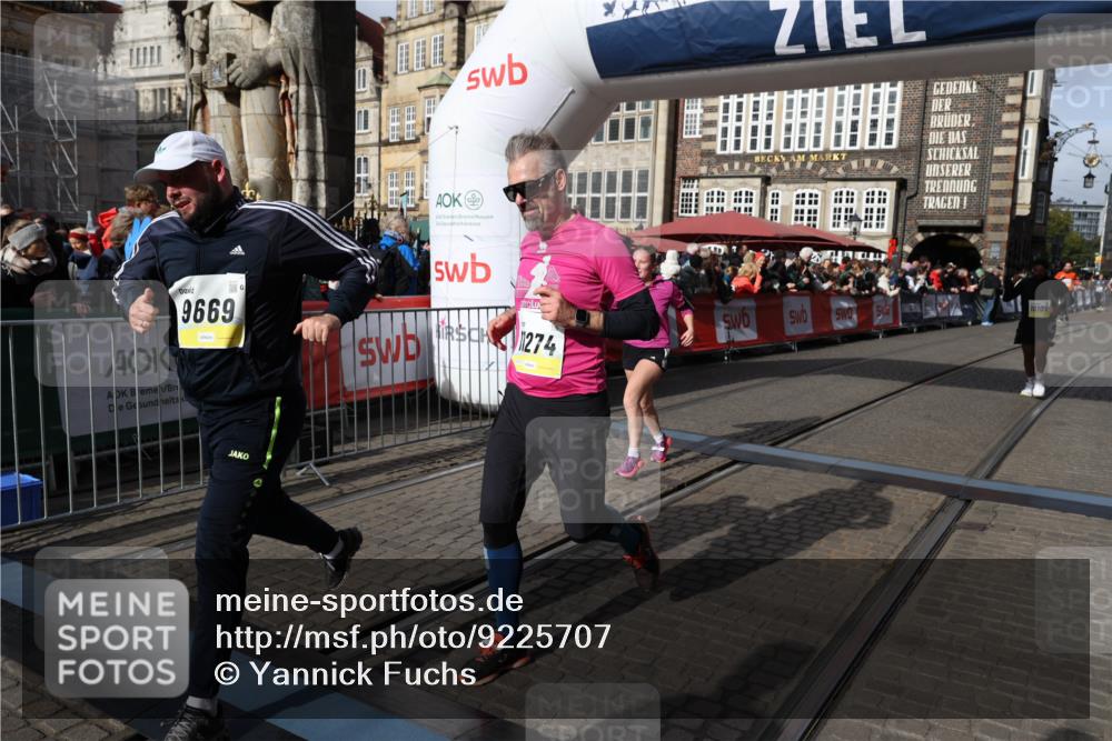 05.10.2025 - 20. swb-Marathon Bremen Yannick Fuchs http://msf.ph/oto/9225707 05.10.2025 10:57:02 Ziel 9669, 10105, 10145, 10397, 10924, 11168, 11274, 11675 meine-sportfotos.de