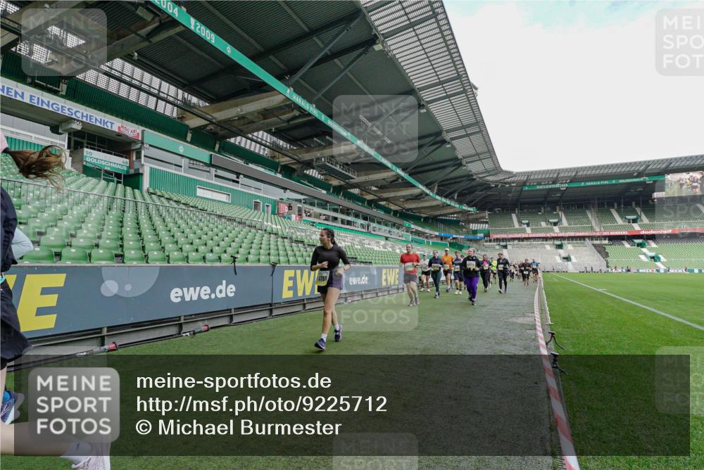 05.10.2025 - 20. swb-Marathon Bremen Michael Burmester http://msf.ph/oto/9225712 05.10.2025 10:41:15 Laufen im Stadion 7706, 8111, 9001, 9178, 9191, 9205, 9217, 9245, 9265, 9274, 9306, 9321, 9334, 9353, 9355, 9357, 9401, 9438, 9446, 9483, 9530, 9537, 9538, 9589, 9599, 9605, 9617, 9685, 9702, 9712, 9757, 9764, 9774, 9804, 9853, 9874, 9877, 9887, 9892, 9942, 10037, 10051, 10058, 10081, 10095, 10100, 10101, 10132, 10152, 10197, 10212, 10223, 10235, 10236, 10249, 10295, 10330, 10332, 10458, 10550, 10582, 10585, 10614, 10632 meine-sportfotos.de