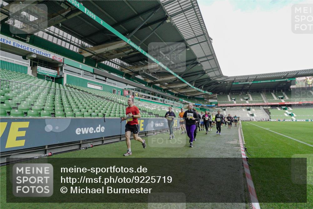 05.10.2025 - 20. swb-Marathon Bremen Michael Burmester http://msf.ph/oto/9225719 05.10.2025 10:41:17 Laufen im Stadion 7706, 9001, 9178, 9191, 9205, 9217, 9265, 9274, 9306, 9334, 9353, 9355, 9357, 9401, 9438, 9446, 9483, 9530, 9537, 9538, 9589, 9599, 9605, 9617, 9685, 9702, 9712, 9757, 9764, 9774, 9804, 9853, 9874, 9877, 9887, 9892, 9907, 9942, 10037, 10051, 10058, 10081, 10095, 10100, 10101, 10132, 10152, 10197, 10212, 10223, 10235, 10236, 10249, 10295, 10330, 10332, 10458, 10550, 10582, 10585, 10614, 10632 meine-sportfotos.de