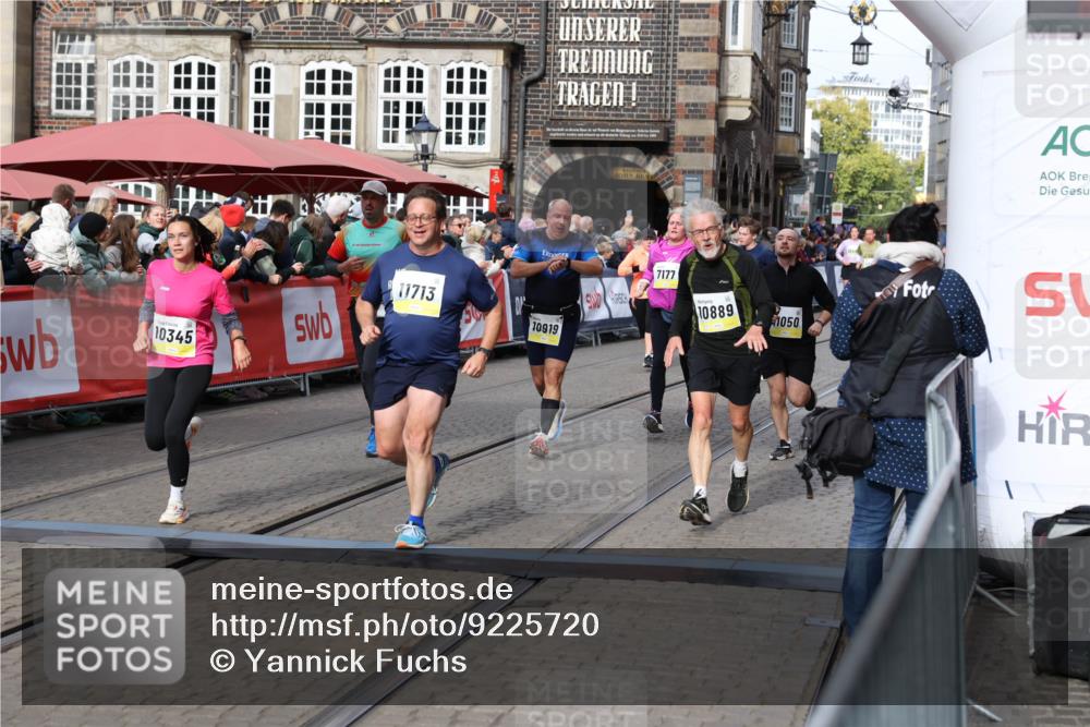 05.10.2025 - 20. swb-Marathon Bremen Yannick Fuchs http://msf.ph/oto/9225720 05.10.2025 11:00:19 Ziel 7177, 7621, 9603, 9611, 9672, 10345, 10489, 10889, 10919, 10985, 11026, 11050, 11125, 11600, 11713 meine-sportfotos.de