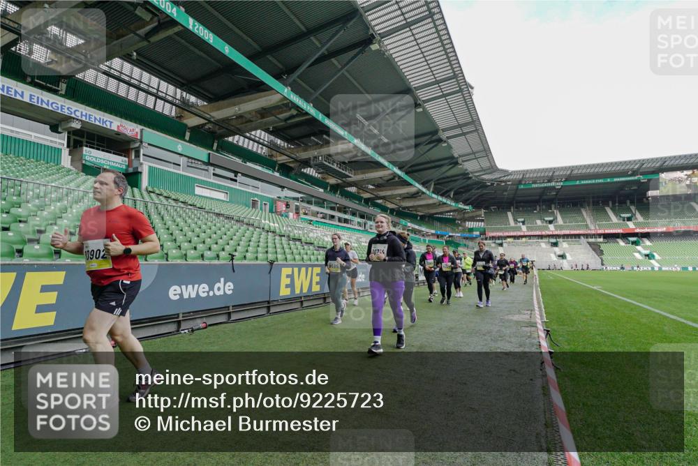 05.10.2025 - 20. swb-Marathon Bremen Michael Burmester http://msf.ph/oto/9225723 05.10.2025 10:41:18 Laufen im Stadion 7706, 9001, 9178, 9191, 9205, 9217, 9265, 9274, 9306, 9334, 9353, 9355, 9357, 9401, 9438, 9446, 9483, 9530, 9537, 9538, 9589, 9599, 9605, 9617, 9685, 9702, 9712, 9757, 9764, 9774, 9804, 9853, 9874, 9877, 9887, 9892, 9907, 9942, 10037, 10051, 10058, 10081, 10095, 10100, 10101, 10132, 10152, 10197, 10212, 10223, 10235, 10236, 10249, 10295, 10330, 10332, 10458, 10550, 10582, 10585, 10614, 10632 meine-sportfotos.de