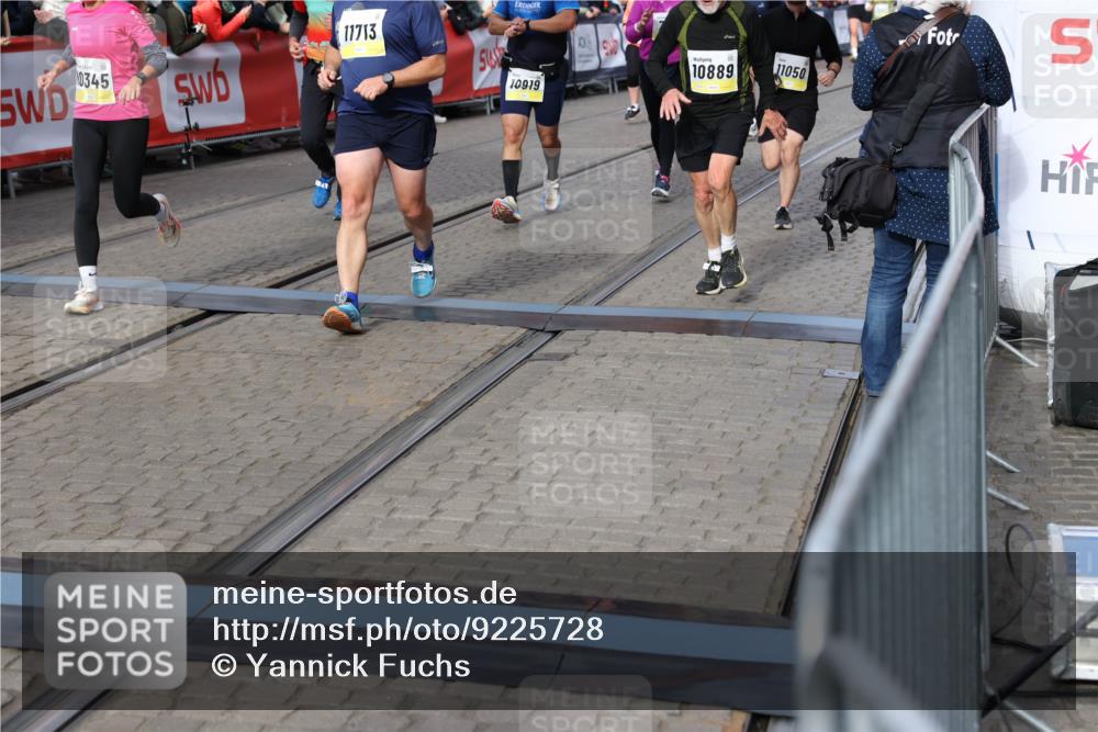 05.10.2025 - 20. swb-Marathon Bremen Yannick Fuchs http://msf.ph/oto/9225728 05.10.2025 11:00:19 Ziel 7177, 7621, 9603, 9611, 9672, 10345, 10489, 10889, 10919, 10985, 11026, 11050, 11125, 11600, 11713 meine-sportfotos.de