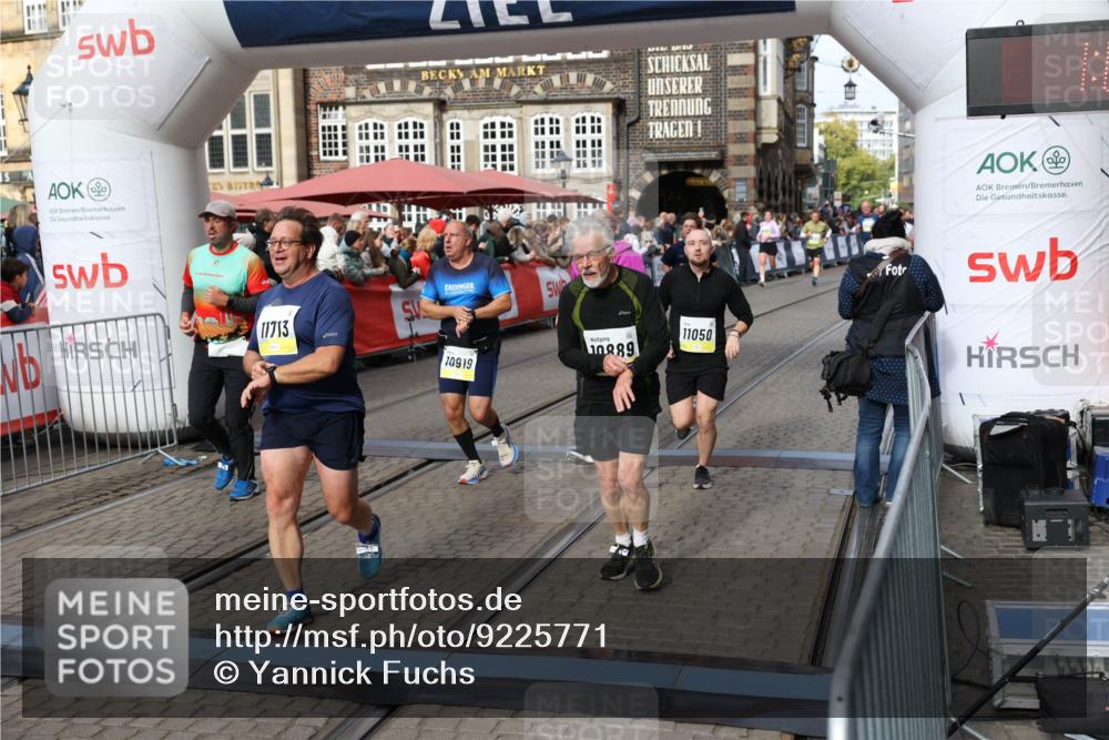 05.10.2025 - 20. swb-Marathon Bremen Yannick Fuchs http://msf.ph/oto/9225771 05.10.2025 11:00:21 Ziel 7177, 7621, 9495, 9672, 10345, 10489, 10889, 10919, 10985, 11050, 11125, 11600, 11713 meine-sportfotos.de