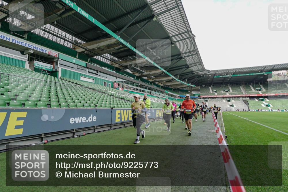 05.10.2025 - 20. swb-Marathon Bremen Michael Burmester http://msf.ph/oto/9225773 05.10.2025 10:41:32 Laufen im Stadion 7706, 8533, 9001, 9178, 9191, 9217, 9265, 9274, 9306, 9334, 9353, 9355, 9357, 9401, 9446, 9530, 9537, 9538, 9589, 9599, 9605, 9617, 9632, 9685, 9702, 9757, 9764, 9774, 9836, 9837, 9874, 9877, 9887, 9907, 9982, 10051, 10095, 10100, 10101, 10125, 10129, 10132, 10134, 10148, 10152, 10197, 10212, 10214, 10223, 10235, 10236, 10249, 10295, 10330, 10332, 10333, 10458, 10522, 10550, 10582, 10585, 10614, 10632, 10706, 10937, 10998, 11037, 11232, 11379, 11405, 11437 meine-sportfotos.de