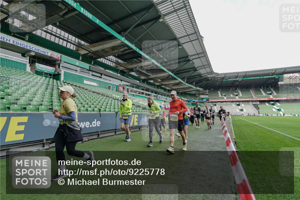 05.10.2025 - 20. swb-Marathon Bremen Michael Burmester http://msf.ph/oto/9225778 05.10.2025 10:41:33 Laufen im Stadion 7706, 8533, 9001, 9178, 9191, 9217, 9265, 9274, 9306, 9334, 9355, 9357, 9401, 9446, 9530, 9537, 9538, 9589, 9599, 9605, 9617, 9632, 9685, 9757, 9764, 9774, 9836, 9837, 9874, 9887, 9907, 9982, 10051, 10095, 10100, 10101, 10125, 10129, 10132, 10134, 10148, 10152, 10197, 10212, 10214, 10223, 10235, 10236, 10249, 10295, 10330, 10332, 10333, 10458, 10522, 10550, 10582, 10585, 10614, 10632, 10706, 10815, 10937, 10998, 11037, 11232, 11379, 11405, 11437 meine-sportfotos.de