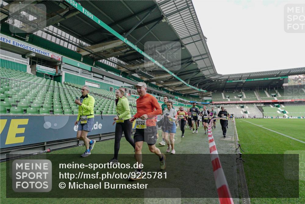 05.10.2025 - 20. swb-Marathon Bremen Michael Burmester http://msf.ph/oto/9225781 05.10.2025 10:41:34 Laufen im Stadion 7706, 8533, 9001, 9178, 9191, 9217, 9265, 9274, 9306, 9334, 9355, 9357, 9401, 9446, 9530, 9537, 9538, 9589, 9599, 9605, 9617, 9632, 9685, 9757, 9764, 9774, 9836, 9837, 9874, 9887, 9907, 9982, 10051, 10095, 10125, 10129, 10132, 10134, 10148, 10152, 10197, 10212, 10214, 10223, 10235, 10236, 10249, 10295, 10330, 10332, 10333, 10458, 10522, 10550, 10582, 10585, 10614, 10632, 10706, 10815, 10937, 10998, 11037, 11232, 11379, 11405, 11437 meine-sportfotos.de