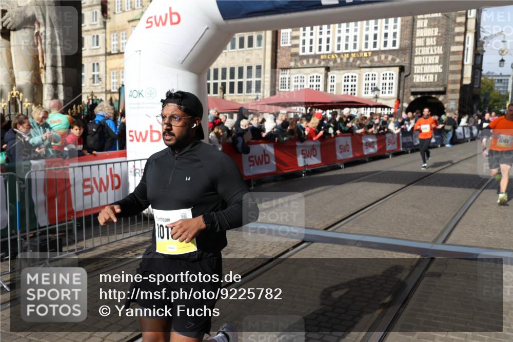 05.10.2025 - 20. swb-Marathon Bremen Yannick Fuchs http://msf.ph/oto/9225782 05.10.2025 10:57:05 Ziel 9451, 9669, 10105, 10397, 10867, 10924, 11168, 11274 meine-sportfotos.de