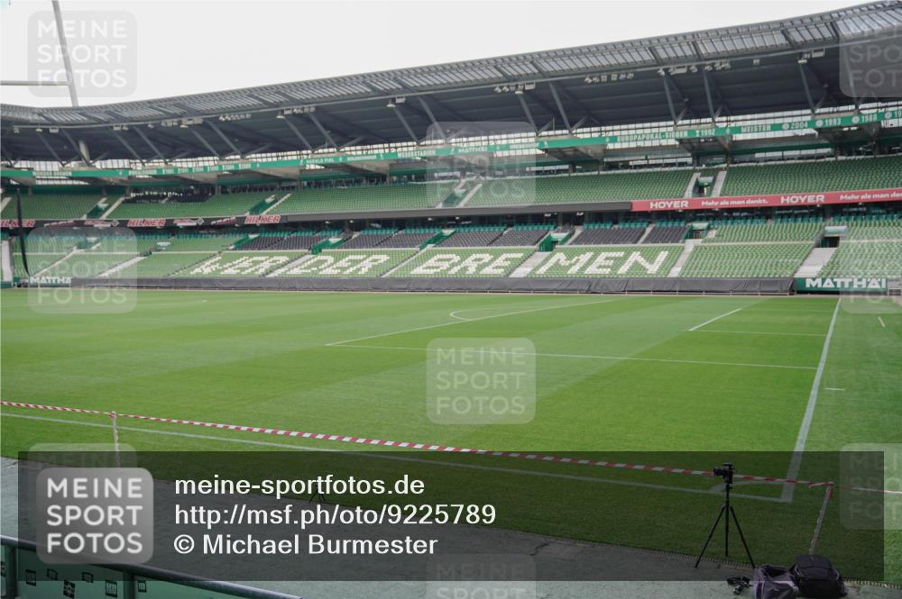 05.10.2025 - 20. swb-Marathon Bremen Michael Burmester http://msf.ph/oto/9225789 05.10.2025 09:40:48 Laufen im Stadion  meine-sportfotos.de