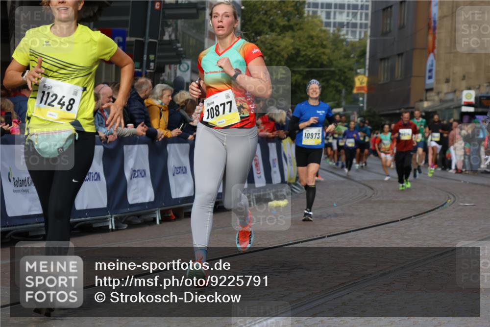 05.10.2025 - 20. swb-Marathon Bremen Strokosch-Dieckow http://msf.ph/oto/9225791 05.10.2025 10:48:56 Ziel 9216, 9255, 9317, 9583, 10047, 10733, 10877, 10973, 11248 meine-sportfotos.de