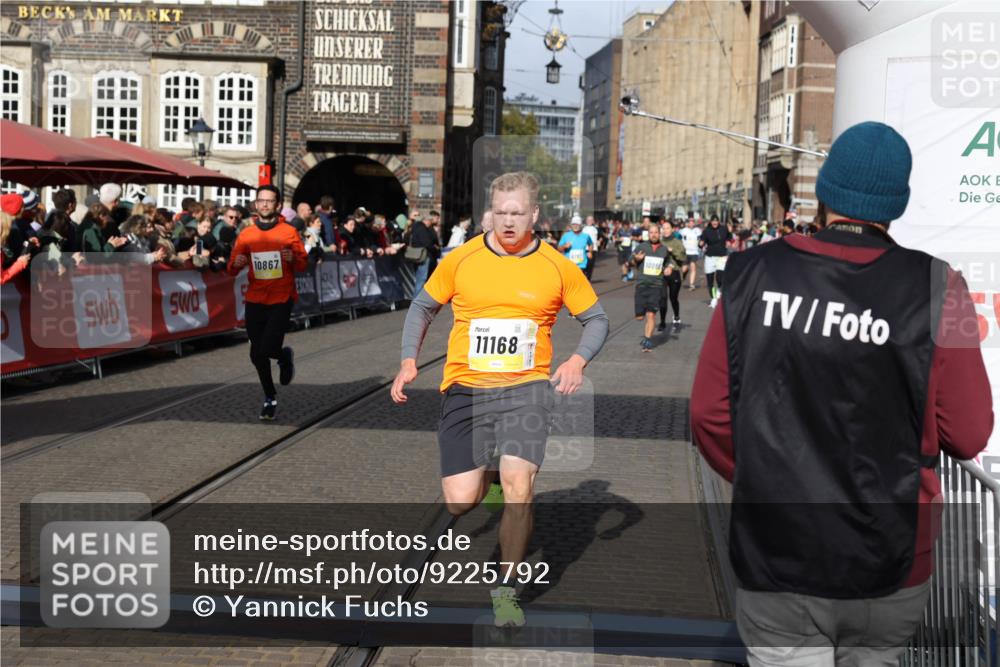 05.10.2025 - 20. swb-Marathon Bremen Yannick Fuchs http://msf.ph/oto/9225792 05.10.2025 10:57:05 Ziel 9451, 9669, 10105, 10397, 10867, 10924, 11168, 11274 meine-sportfotos.de