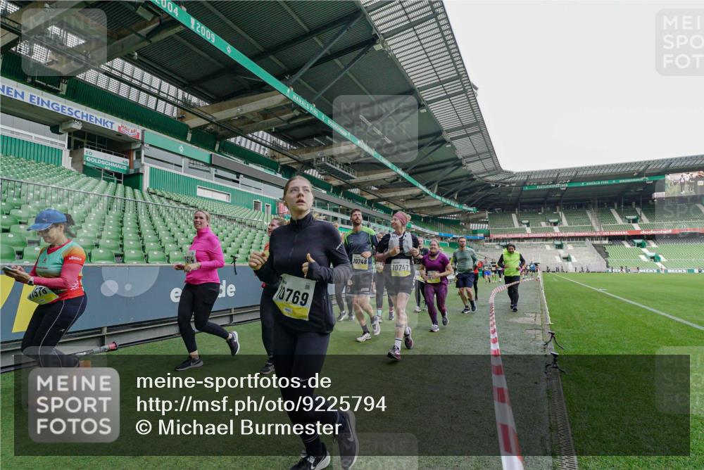 05.10.2025 - 20. swb-Marathon Bremen Michael Burmester http://msf.ph/oto/9225794 05.10.2025 10:41:37 Laufen im Stadion 8533, 9001, 9178, 9191, 9217, 9265, 9274, 9306, 9334, 9355, 9357, 9401, 9530, 9537, 9538, 9589, 9599, 9605, 9617, 9632, 9649, 9685, 9757, 9764, 9774, 9836, 9837, 9874, 9887, 9907, 9982, 10051, 10095, 10125, 10129, 10132, 10134, 10148, 10152, 10189, 10197, 10212, 10214, 10223, 10235, 10236, 10249, 10295, 10330, 10332, 10333, 10458, 10522, 10550, 10582, 10585, 10614, 10632, 10706, 10722, 10815, 10937, 10998, 11037, 11056, 11097, 11232, 11379, 11405, 11437, 11473, 7706 meine-sportfotos.de