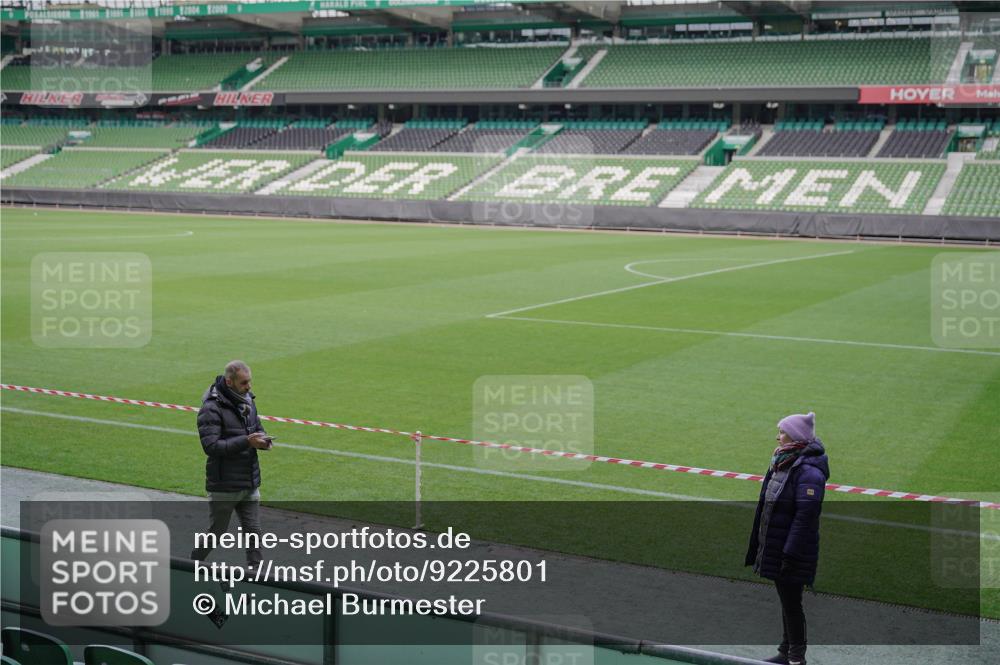 05.10.2025 - 20. swb-Marathon Bremen Michael Burmester http://msf.ph/oto/9225801 05.10.2025 09:42:29 Laufen im Stadion  meine-sportfotos.de