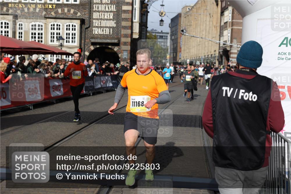 05.10.2025 - 20. swb-Marathon Bremen Yannick Fuchs http://msf.ph/oto/9225803 05.10.2025 10:57:05 Ziel 9451, 9669, 10105, 10397, 10867, 10924, 11168, 11274 meine-sportfotos.de