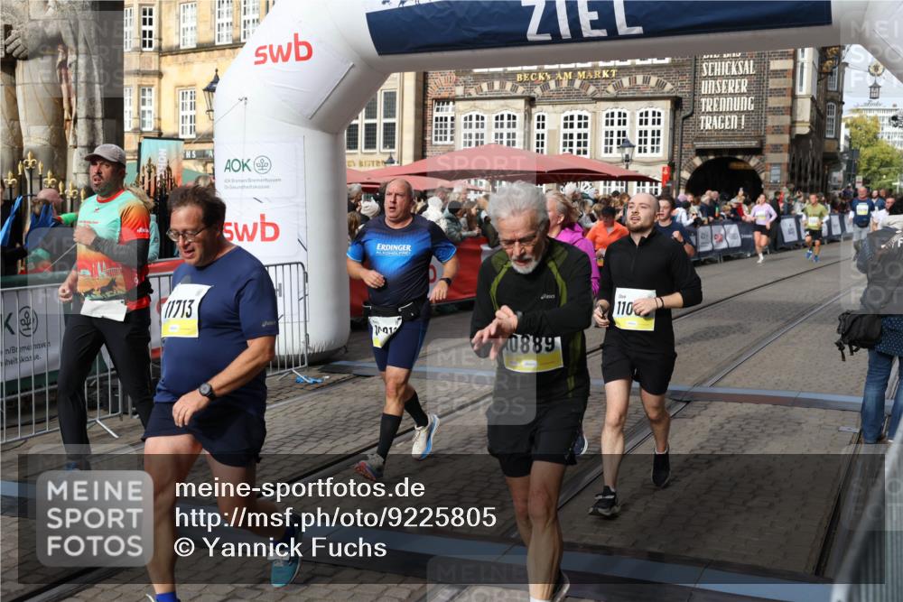 05.10.2025 - 20. swb-Marathon Bremen Yannick Fuchs http://msf.ph/oto/9225805 05.10.2025 11:00:21 Ziel 7177, 7621, 9495, 9672, 10345, 10489, 10889, 10919, 10985, 11050, 11125, 11600, 11713 meine-sportfotos.de