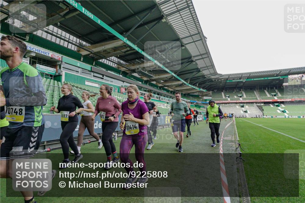 05.10.2025 - 20. swb-Marathon Bremen Michael Burmester http://msf.ph/oto/9225808 05.10.2025 10:41:39 Laufen im Stadion 7069, 8533, 9178, 9191, 9217, 9265, 9274, 9306, 9355, 9357, 9401, 9530, 9538, 9589, 9599, 9605, 9617, 9632, 9649, 9685, 9757, 9764, 9774, 9836, 9837, 9874, 9887, 9907, 9982, 10051, 10095, 10125, 10129, 10132, 10134, 10148, 10152, 10189, 10197, 10212, 10214, 10223, 10235, 10236, 10249, 10295, 10330, 10332, 10333, 10458, 10522, 10550, 10582, 10585, 10614, 10632, 10706, 10722, 10815, 10937, 10998, 11037, 11056, 11097, 11232, 11379, 11405, 11437, 11473, 7706, 9001 meine-sportfotos.de
