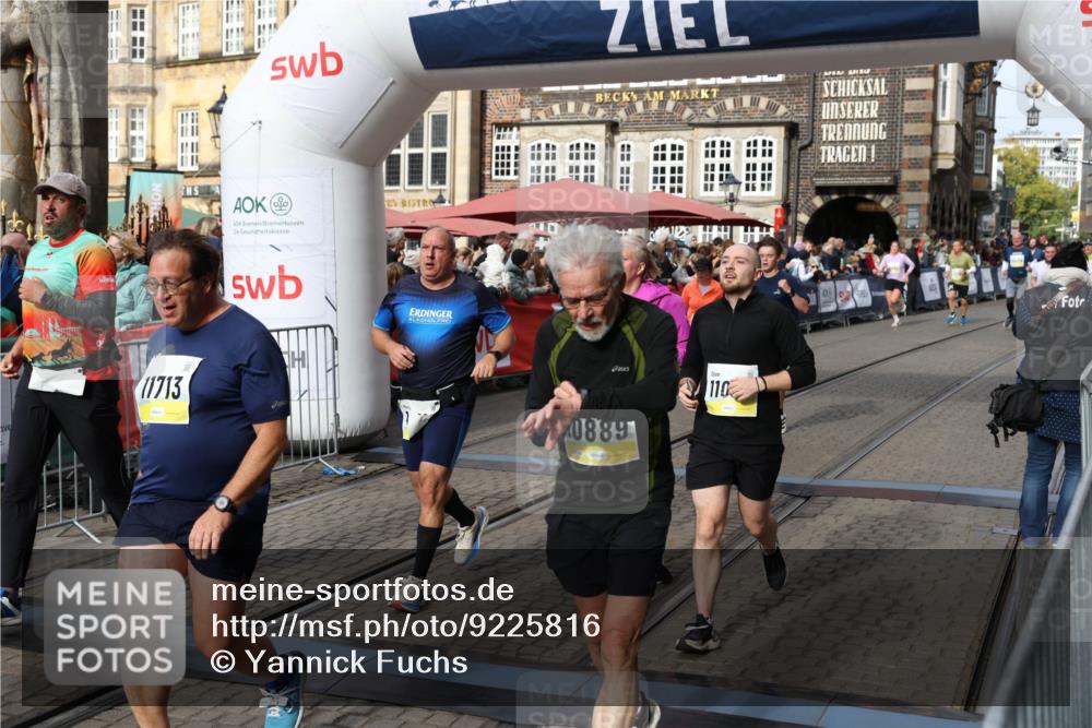 05.10.2025 - 20. swb-Marathon Bremen Yannick Fuchs http://msf.ph/oto/9225816 05.10.2025 11:00:22 Ziel 7177, 7621, 9495, 9672, 10345, 10889, 10919, 10985, 11050, 11063, 11125, 11600, 11713 meine-sportfotos.de