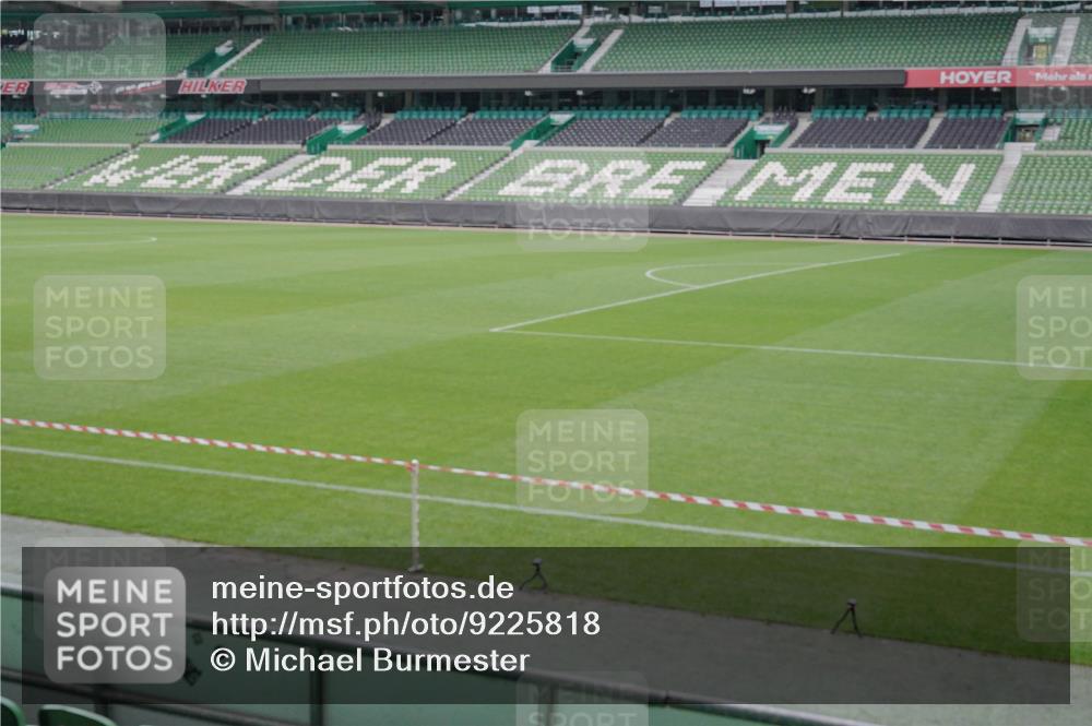 05.10.2025 - 20. swb-Marathon Bremen Michael Burmester http://msf.ph/oto/9225818 05.10.2025 09:46:43 Laufen im Stadion  meine-sportfotos.de