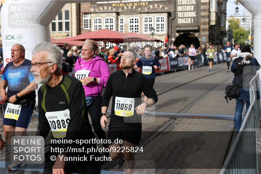05.10.2025 - 20. swb-Marathon Bremen Yannick Fuchs http://msf.ph/oto/9225824 05.10.2025 11:00:22 Ziel 7177, 7621, 9495, 9672, 10345, 10889, 10919, 10985, 11050, 11063, 11125, 11600, 11713 meine-sportfotos.de
