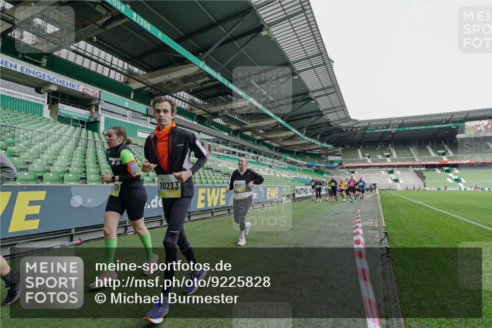 05.10.2025 - 20. swb-Marathon Bremen Michael Burmester http://msf.ph/oto/9225828 05.10.2025 10:41:48 Laufen im Stadion 7069, 8533, 9265, 9274, 9357, 9401, 9538, 9599, 9632, 9649, 9757, 9774, 9836, 9837, 9874, 9887, 9907, 9982, 10051, 10095, 10125, 10129, 10132, 10134, 10148, 10152, 10189, 10197, 10212, 10214, 10223, 10235, 10236, 10248, 10249, 10295, 10330, 10332, 10333, 10458, 10499, 10522, 10582, 10585, 10614, 10632, 10706, 10722, 10815, 10937, 10943, 10998, 11037, 11056, 11097, 11232, 11379, 11395, 11405, 11437, 11473, 11584, 7706, 9001, 9178, 9191, 9217 meine-sportfotos.de