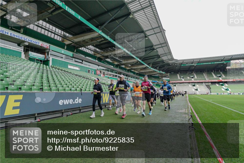 05.10.2025 - 20. swb-Marathon Bremen Michael Burmester http://msf.ph/oto/9225835 05.10.2025 10:41:54 Laufen im Stadion 7069, 8533, 8865, 9265, 9274, 9357, 9401, 9519, 9538, 9632, 9649, 9798, 9815, 9836, 9837, 9887, 9907, 9982, 10031, 10051, 10082, 10087, 10095, 10125, 10129, 10132, 10134, 10148, 10152, 10189, 10197, 10212, 10214, 10223, 10239, 10248, 10249, 10295, 10330, 10332, 10333, 10499, 10522, 10582, 10614, 10706, 10722, 10815, 10937, 10943, 10998, 11037, 11056, 11097, 11206, 11232, 11379, 11395, 11405, 11437, 11473, 11584, 11634, 7706, 9001, 9178, 9191, 9217, 9274 meine-sportfotos.de