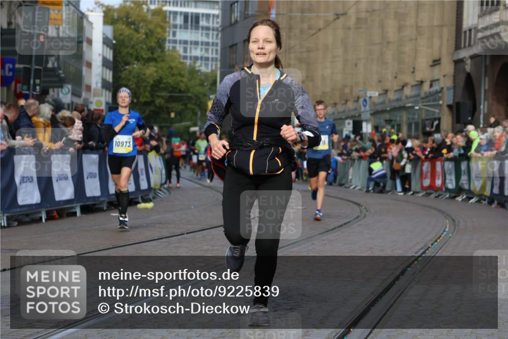 05.10.2025 - 20. swb-Marathon Bremen Strokosch-Dieckow http://msf.ph/oto/9225839 05.10.2025 10:48:57 Ziel 9216, 9255, 9317, 9583, 10733, 10877, 10973, 11248 meine-sportfotos.de
