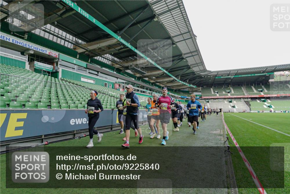 05.10.2025 - 20. swb-Marathon Bremen Michael Burmester http://msf.ph/oto/9225840 05.10.2025 10:41:55 Laufen im Stadion 7069, 8533, 8865, 9265, 9357, 9401, 9519, 9538, 9632, 9649, 9798, 9815, 9836, 9837, 9887, 9907, 9982, 10031, 10051, 10082, 10087, 10095, 10125, 10129, 10132, 10134, 10148, 10152, 10189, 10197, 10212, 10214, 10223, 10239, 10248, 10249, 10295, 10330, 10332, 10333, 10499, 10522, 10582, 10614, 10706, 10722, 10815, 10824, 10937, 10943, 10998, 11037, 11056, 11097, 11206, 11232, 11379, 11395, 11405, 11437, 11473, 11584, 11634, 7706, 9001, 9178, 9191, 9217, 9274 meine-sportfotos.de