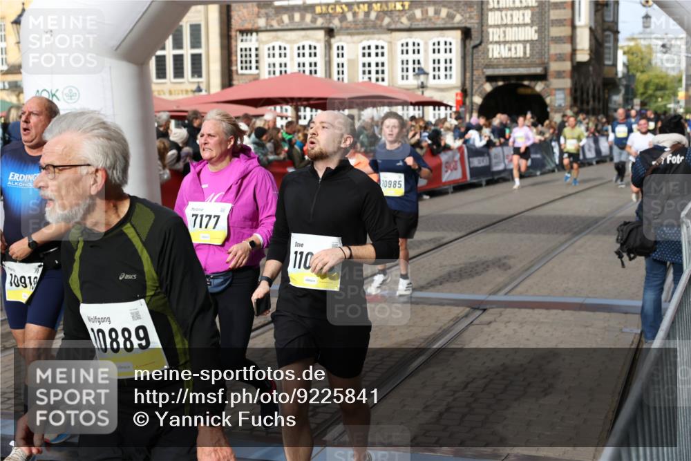 05.10.2025 - 20. swb-Marathon Bremen Yannick Fuchs http://msf.ph/oto/9225841 05.10.2025 11:00:22 Ziel 7177, 7621, 9495, 9672, 10345, 10889, 10919, 10985, 11050, 11063, 11125, 11600, 11713 meine-sportfotos.de