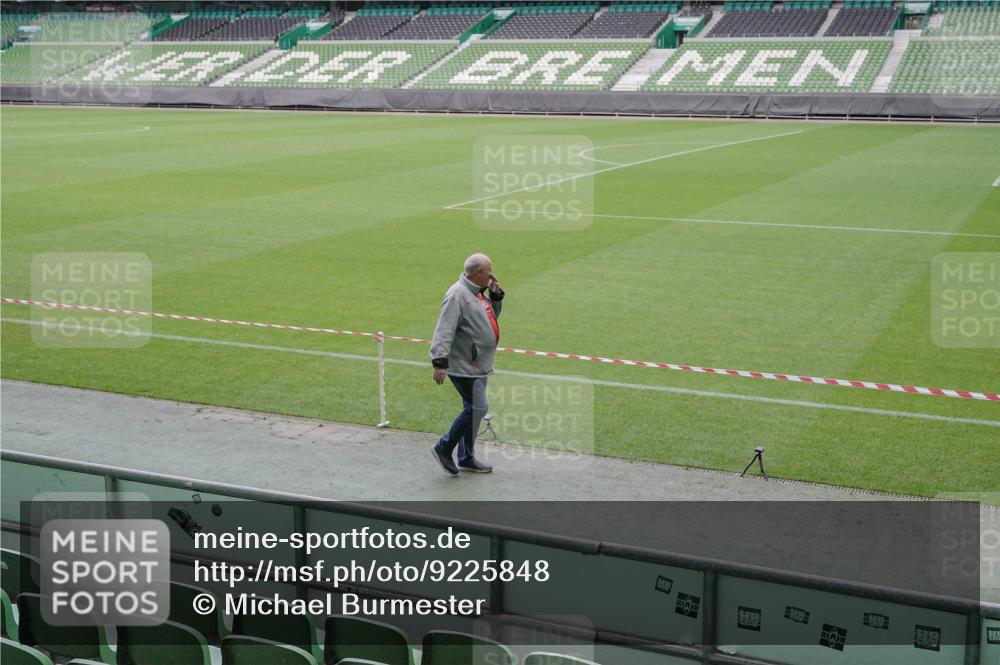 05.10.2025 - 20. swb-Marathon Bremen Michael Burmester http://msf.ph/oto/9225848 05.10.2025 09:49:07 Laufen im Stadion  meine-sportfotos.de