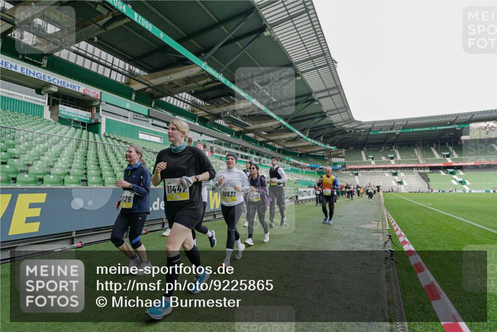 05.10.2025 - 20. swb-Marathon Bremen Michael Burmester http://msf.ph/oto/9225865 05.10.2025 10:41:58 Laufen im Stadion 7069, 8533, 8865, 9265, 9357, 9401, 9519, 9538, 9632, 9648, 9649, 9798, 9815, 9836, 9837, 9887, 9907, 9982, 10031, 10051, 10082, 10087, 10095, 10125, 10129, 10132, 10134, 10148, 10152, 10189, 10197, 10212, 10214, 10223, 10239, 10248, 10249, 10264, 10330, 10332, 10333, 10499, 10522, 10614, 10706, 10722, 10815, 10824, 10937, 10943, 10998, 11037, 11056, 11097, 11142, 11206, 11232, 11379, 11395, 11405, 11437, 11473, 11584, 11634, 9001, 9178, 9191, 9217, 9274, 11261 meine-sportfotos.de