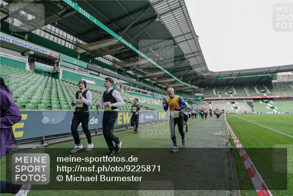 05.10.2025 - 20. swb-Marathon Bremen Michael Burmester http://msf.ph/oto/9225871 05.10.2025 10:42:00 Laufen im Stadion 7069, 8533, 8865, 9265, 9401, 9519, 9538, 9632, 9648, 9649, 9798, 9815, 9836, 9837, 9887, 9907, 9982, 10031, 10051, 10082, 10087, 10095, 10125, 10129, 10132, 10134, 10148, 10152, 10189, 10197, 10212, 10214, 10223, 10239, 10248, 10249, 10264, 10330, 10332, 10333, 10499, 10522, 10614, 10706, 10722, 10815, 10824, 10937, 10943, 10998, 11037, 11056, 11097, 11142, 11206, 11232, 11379, 11395, 11405, 11437, 11473, 11584, 11634, 9178, 9191, 9217, 9274, 9357, 11261 meine-sportfotos.de
