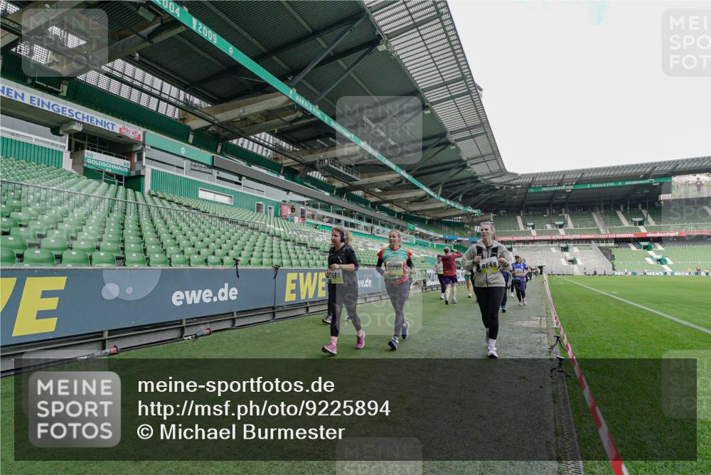 05.10.2025 - 20. swb-Marathon Bremen Michael Burmester http://msf.ph/oto/9225894 05.10.2025 10:42:08 Laufen im Stadion 7069, 8533, 8865, 9212, 9265, 9519, 9538, 9632, 9648, 9649, 9798, 9815, 9836, 9837, 9907, 9945, 9972, 9982, 9999, 10031, 10082, 10087, 10125, 10129, 10132, 10134, 10148, 10189, 10212, 10214, 10223, 10239, 10248, 10264, 10333, 10365, 10366, 10415, 10499, 10522, 10684, 10706, 10722, 10815, 10824, 10937, 10943, 10998, 11037, 11056, 11097, 11126, 11142, 11172, 11206, 11232, 11379, 11395, 11405, 11437, 11473, 11584, 11634, 9274, 9357, 11261 meine-sportfotos.de