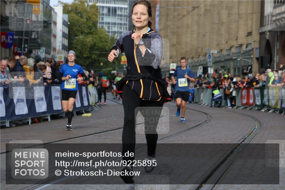 05.10.2025 - 20. swb-Marathon Bremen Strokosch-Dieckow http://msf.ph/oto/9225895 05.10.2025 10:48:57 Ziel 9216, 9255, 9317, 9583, 10733, 10877, 10973, 11248 meine-sportfotos.de