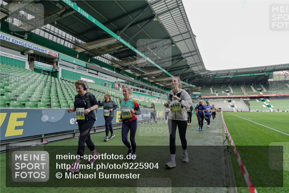 05.10.2025 - 20. swb-Marathon Bremen Michael Burmester http://msf.ph/oto/9225904 05.10.2025 10:42:09 Laufen im Stadion 7069, 8533, 8865, 9212, 9519, 9632, 9648, 9649, 9798, 9815, 9836, 9837, 9907, 9945, 9972, 9982, 9999, 10031, 10082, 10087, 10125, 10129, 10132, 10134, 10148, 10189, 10214, 10223, 10239, 10248, 10264, 10333, 10365, 10366, 10415, 10499, 10522, 10684, 10706, 10722, 10815, 10824, 10937, 10943, 10998, 11037, 11056, 11097, 11126, 11142, 11172, 11206, 11232, 11379, 11395, 11405, 11437, 11473, 11584, 11634, 9274, 9357, 11261 meine-sportfotos.de