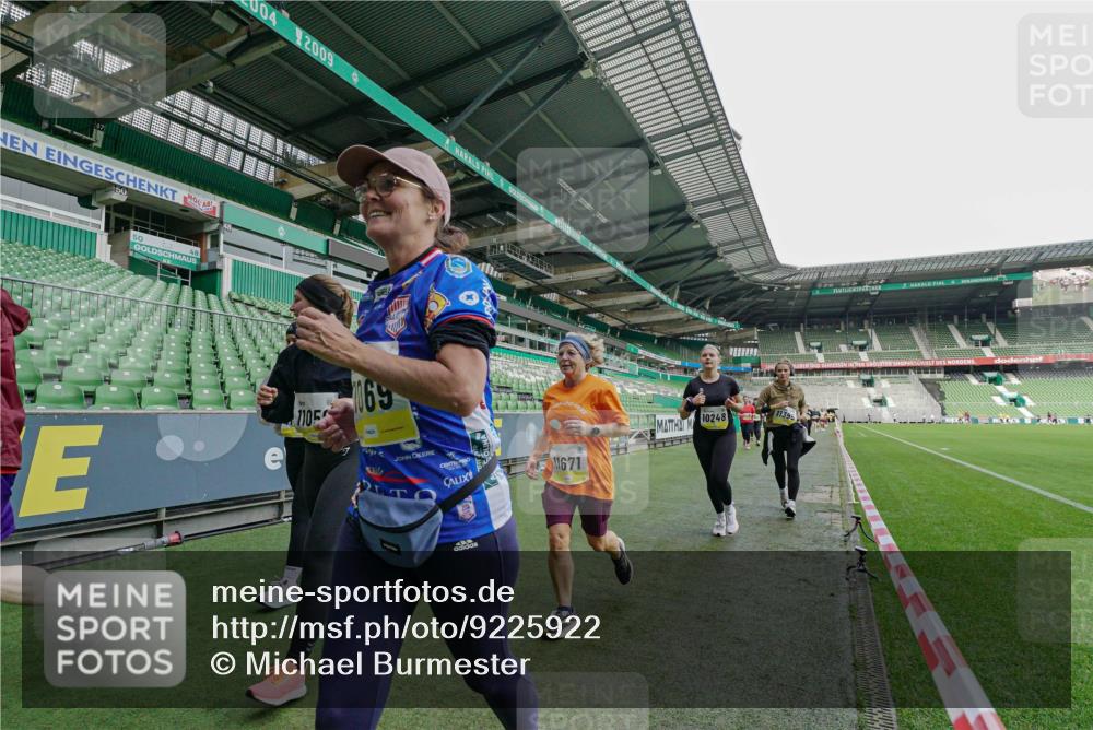 05.10.2025 - 20. swb-Marathon Bremen Michael Burmester http://msf.ph/oto/9225922 05.10.2025 10:42:13 Laufen im Stadion 7069, 8225, 8533, 8865, 9212, 9276, 9481, 9519, 9632, 9648, 9649, 9798, 9815, 9836, 9837, 9907, 9945, 9972, 9982, 9999, 10031, 10082, 10087, 10125, 10129, 10132, 10134, 10148, 10189, 10214, 10223, 10239, 10248, 10264, 10333, 10365, 10366, 10415, 10499, 10522, 10684, 10706, 10722, 10815, 10824, 10937, 10943, 10998, 11037, 11056, 11097, 11126, 11142, 11172, 11206, 11232, 11379, 11395, 11405, 11437, 11473, 11584, 11634, 9274, 9357, 11261 meine-sportfotos.de