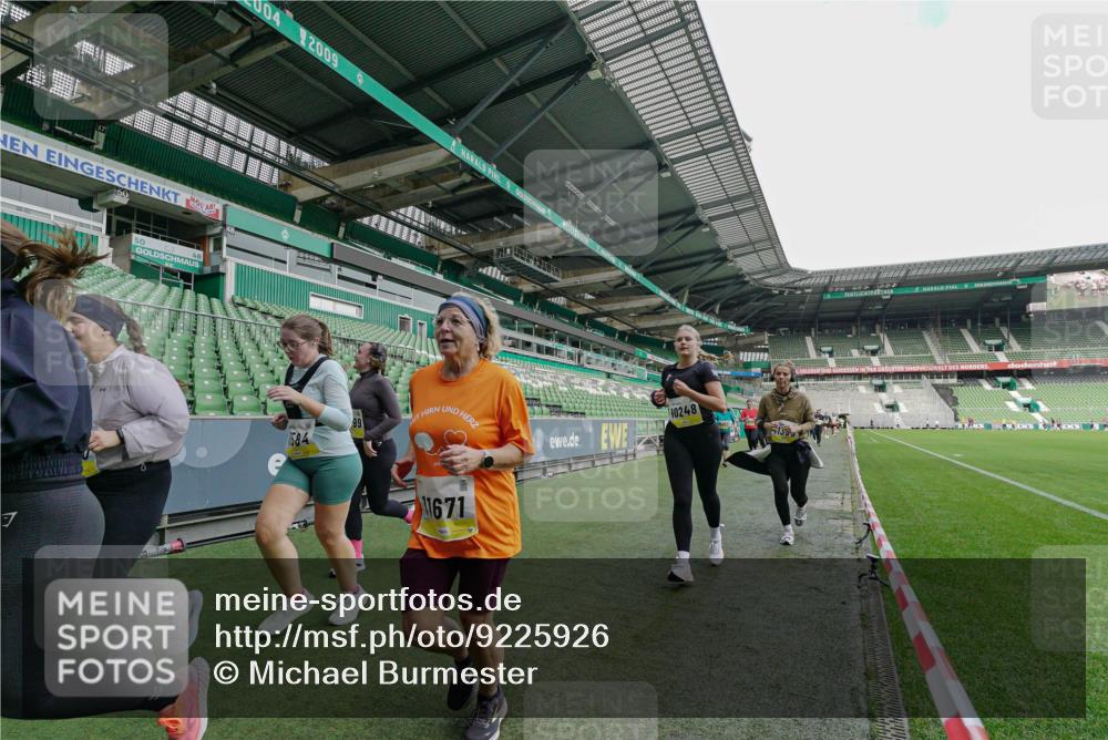 05.10.2025 - 20. swb-Marathon Bremen Michael Burmester http://msf.ph/oto/9225926 05.10.2025 10:42:13 Laufen im Stadion 7069, 8225, 8533, 8865, 9212, 9276, 9481, 9519, 9632, 9648, 9649, 9798, 9815, 9836, 9837, 9907, 9945, 9972, 9982, 9999, 10031, 10082, 10087, 10125, 10129, 10132, 10134, 10148, 10189, 10214, 10223, 10239, 10248, 10264, 10333, 10365, 10366, 10415, 10499, 10522, 10684, 10706, 10722, 10815, 10824, 10937, 10943, 10998, 11037, 11056, 11097, 11126, 11142, 11172, 11206, 11232, 11379, 11395, 11405, 11437, 11473, 11584, 11634, 9274, 9357, 11261 meine-sportfotos.de