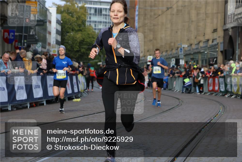 05.10.2025 - 20. swb-Marathon Bremen Strokosch-Dieckow http://msf.ph/oto/9225929 05.10.2025 10:48:57 Ziel 9216, 9255, 9317, 9583, 10733, 10877, 10973, 11248 meine-sportfotos.de