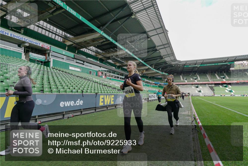 05.10.2025 - 20. swb-Marathon Bremen Michael Burmester http://msf.ph/oto/9225933 05.10.2025 10:42:14 Laufen im Stadion 7069, 8225, 8533, 8865, 9212, 9276, 9481, 9519, 9632, 9648, 9649, 9798, 9815, 9836, 9837, 9907, 9945, 9972, 9982, 9999, 10031, 10082, 10087, 10125, 10129, 10134, 10148, 10189, 10214, 10223, 10239, 10248, 10264, 10333, 10365, 10366, 10415, 10499, 10522, 10684, 10706, 10722, 10815, 10824, 10937, 10943, 10998, 11037, 11056, 11097, 11126, 11142, 11172, 11206, 11232, 11379, 11395, 11405, 11437, 11473, 11584, 11634, 9274, 9357, 11261 meine-sportfotos.de
