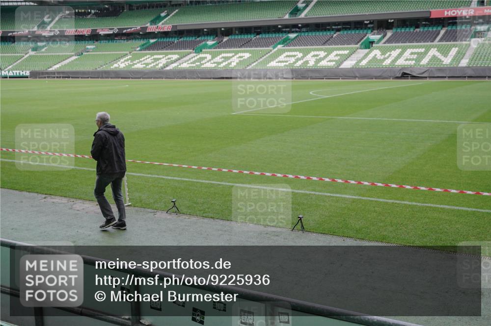 05.10.2025 - 20. swb-Marathon Bremen Michael Burmester http://msf.ph/oto/9225936 05.10.2025 09:54:09 Laufen im Stadion  meine-sportfotos.de