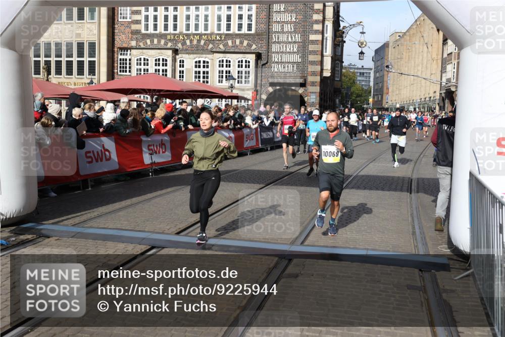 05.10.2025 - 20. swb-Marathon Bremen Yannick Fuchs http://msf.ph/oto/9225944 05.10.2025 10:57:09 Ziel 9451, 9797, 9937, 10069, 10105, 10867, 11168, 11435, 11566 meine-sportfotos.de
