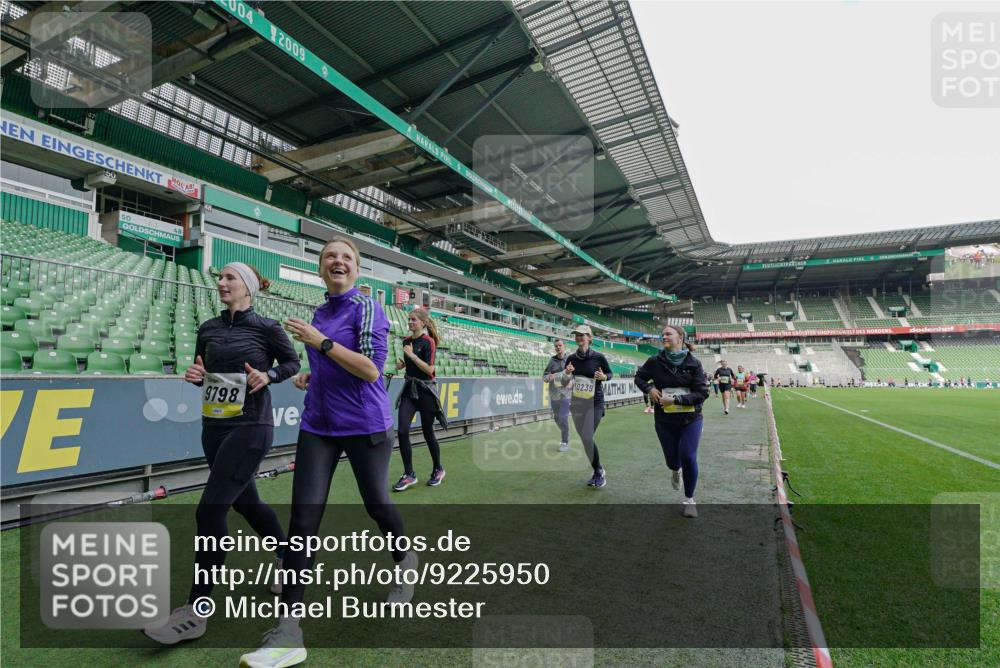 05.10.2025 - 20. swb-Marathon Bremen Michael Burmester http://msf.ph/oto/9225950 05.10.2025 10:42:24 Laufen im Stadion 7069, 8225, 8865, 9212, 9276, 9410, 9481, 9519, 9557, 9632, 9648, 9649, 9680, 9798, 9815, 9836, 9837, 9945, 9972, 9999, 10031, 10074, 10082, 10087, 10129, 10134, 10189, 10214, 10239, 10245, 10248, 10264, 10333, 10365, 10366, 10396, 10412, 10415, 10417, 10463, 10499, 10522, 10684, 10706, 10722, 10815, 10824, 10860, 10937, 10943, 10998, 11037, 11056, 11097, 11112, 11126, 11142, 11172, 11206, 11395, 11405, 11473, 11584, 11634, 8533, 9982, 10125, 10148, 10214 meine-sportfotos.de