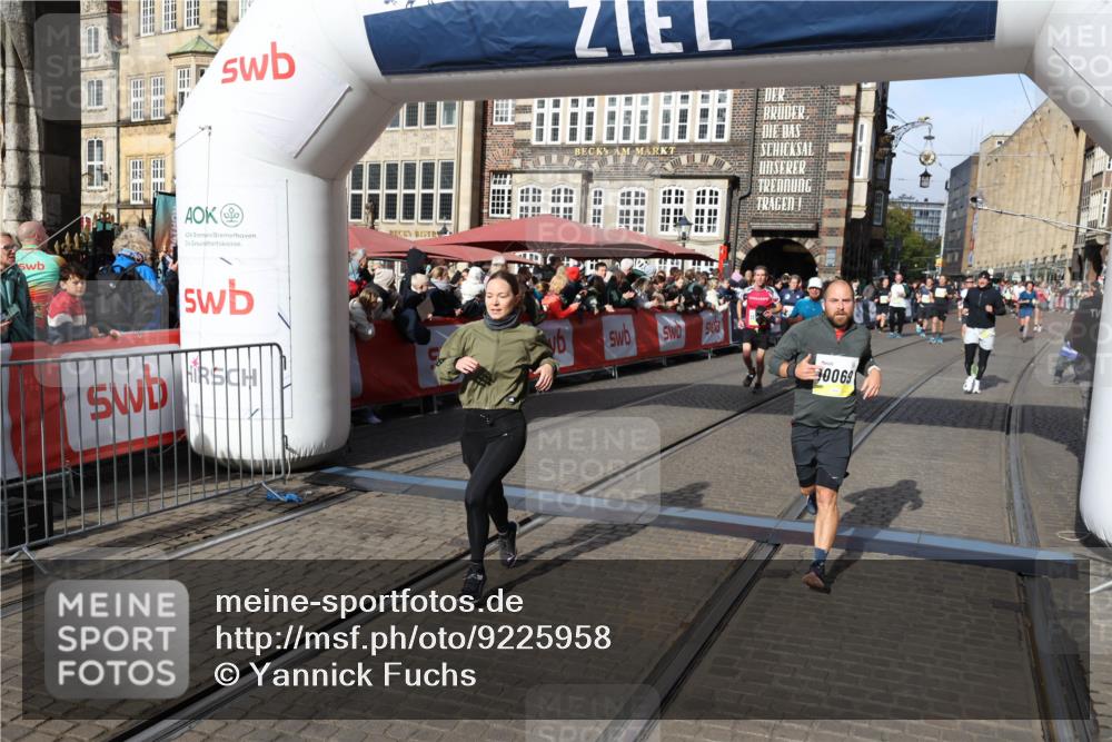 05.10.2025 - 20. swb-Marathon Bremen Yannick Fuchs http://msf.ph/oto/9225958 05.10.2025 10:57:09 Ziel 9451, 9797, 9937, 10069, 10105, 10867, 11168, 11435, 11566 meine-sportfotos.de