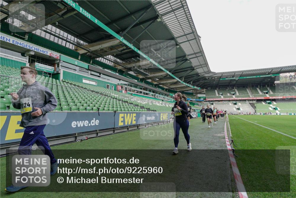 05.10.2025 - 20. swb-Marathon Bremen Michael Burmester http://msf.ph/oto/9225960 05.10.2025 10:42:26 Laufen im Stadion 7069, 8225, 8865, 9212, 9276, 9410, 9481, 9519, 9557, 9648, 9649, 9664, 9680, 9798, 9815, 9836, 9837, 9945, 9972, 9999, 10031, 10074, 10082, 10087, 10129, 10134, 10189, 10239, 10245, 10248, 10264, 10333, 10365, 10366, 10396, 10412, 10415, 10417, 10463, 10499, 10522, 10684, 10722, 10815, 10824, 10860, 10943, 10998, 11056, 11097, 11112, 11126, 11142, 11170, 11172, 11206, 11395, 11473, 11584, 11634, 8533, 9632, 9982, 10125, 10148, 10214, 10706, 10937, 10998 meine-sportfotos.de
