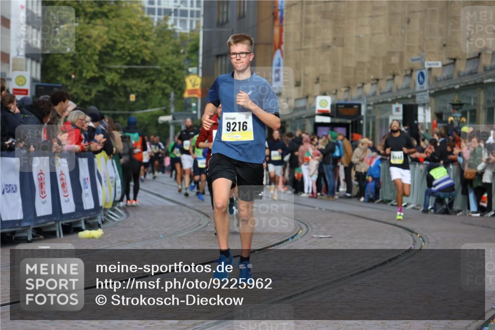 05.10.2025 - 20. swb-Marathon Bremen Strokosch-Dieckow http://msf.ph/oto/9225962 05.10.2025 10:48:59 Ziel 9014, 9216, 9317, 9583, 10449, 10733, 10877, 10973, 11248 meine-sportfotos.de