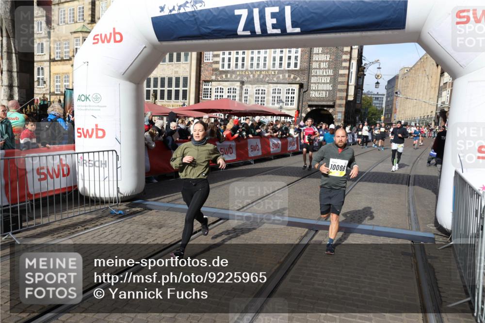 05.10.2025 - 20. swb-Marathon Bremen Yannick Fuchs http://msf.ph/oto/9225965 05.10.2025 10:57:09 Ziel 9451, 9797, 9937, 10069, 10105, 10867, 11168, 11435, 11566 meine-sportfotos.de