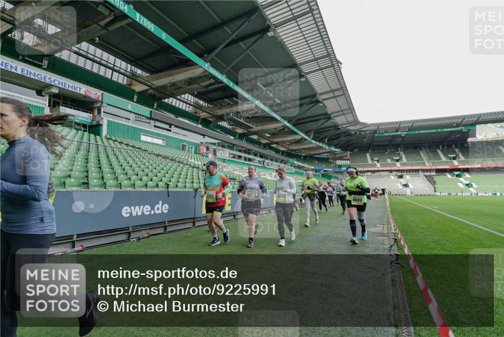 05.10.2025 - 20. swb-Marathon Bremen Michael Burmester http://msf.ph/oto/9225991 05.10.2025 10:42:52 Laufen im Stadion 8225, 9185, 9212, 9276, 9288, 9410, 9476, 9481, 9493, 9526, 9557, 9648, 9664, 9675, 9680, 9726, 9731, 9732, 9734, 9736, 9760, 9784, 9798, 9806, 9815, 9822, 9823, 9826, 9861, 9912, 9945, 9972, 9999, 10031, 10074, 10146, 10239, 10245, 10264, 10316, 10365, 10366, 10396, 10412, 10415, 10417, 10433, 10463, 10684, 10824, 10860, 10861, 10962, 10969, 11030, 11073, 11083, 11112, 11126, 11142, 11157, 11161, 11170, 11172, 11206, 11215, 11240, 11242, 11404, 9519 meine-sportfotos.de
