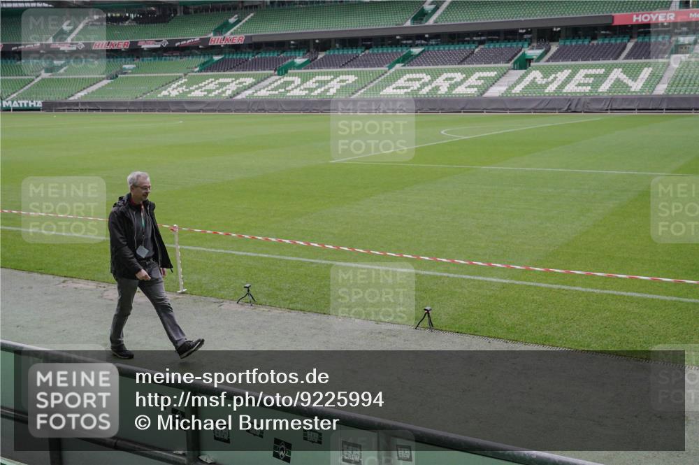 05.10.2025 - 20. swb-Marathon Bremen Michael Burmester http://msf.ph/oto/9225994 05.10.2025 10:01:46 Laufen im Stadion  meine-sportfotos.de