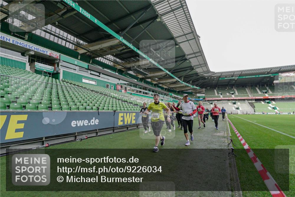 05.10.2025 - 20. swb-Marathon Bremen Michael Burmester http://msf.ph/oto/9226034 05.10.2025 10:43:17 Laufen im Stadion 9185, 9288, 9380, 9410, 9476, 9493, 9526, 9557, 9561, 9664, 9675, 9680, 9726, 9731, 9732, 9734, 9736, 9760, 9784, 9806, 9822, 9823, 9826, 9848, 9861, 9867, 9912, 10074, 10146, 10183, 10245, 10315, 10316, 10396, 10399, 10412, 10417, 10433, 10435, 10463, 10491, 10512, 10515, 10552, 10596, 10849, 10860, 10861, 10962, 10969, 11030, 11073, 11083, 11112, 11113, 11157, 11161, 11170, 11215, 11240, 11242, 11285, 11331, 11404, 11536, 8225, 9212, 9276, 9481, 9648, 9945, 9972 meine-sportfotos.de